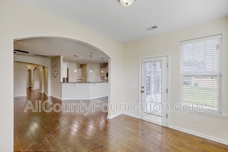 Summerville House: 431 Flat Rock Ln
