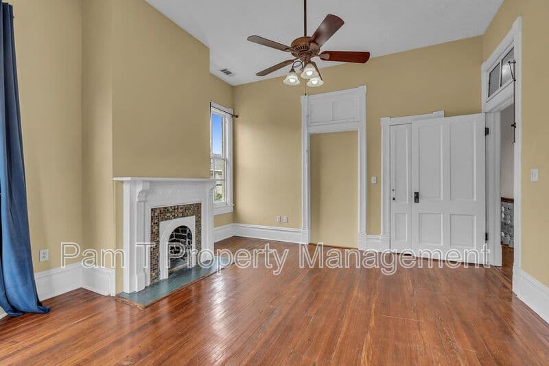 Savannah House: 201 W 37th St