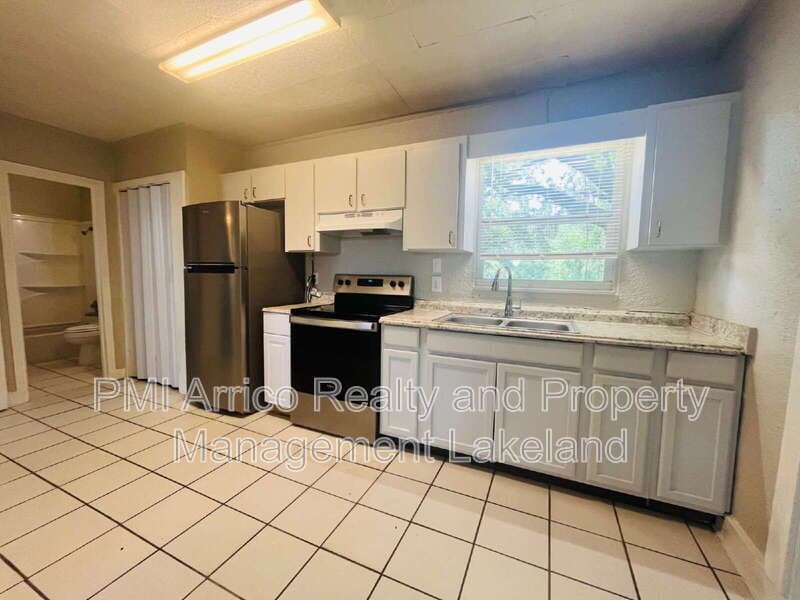 Plant City House: 305 1/2 E Tomlin St
