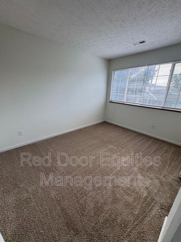 Lancaster House: 117 W Walnut St