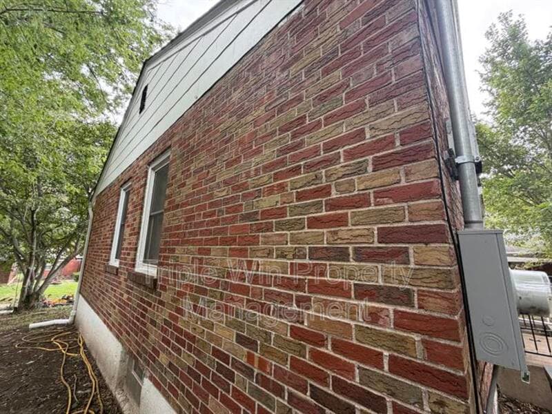 SAINT LOUIS House: 8004 MONROE AVE