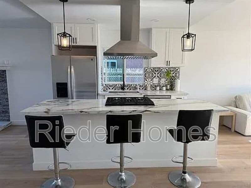 San Diego House: 664 Carefree Drive