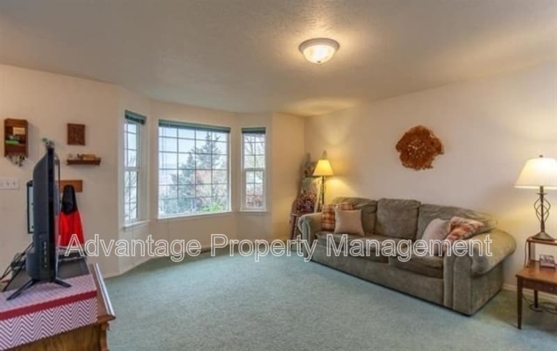 Albany House: 3122 30th SE