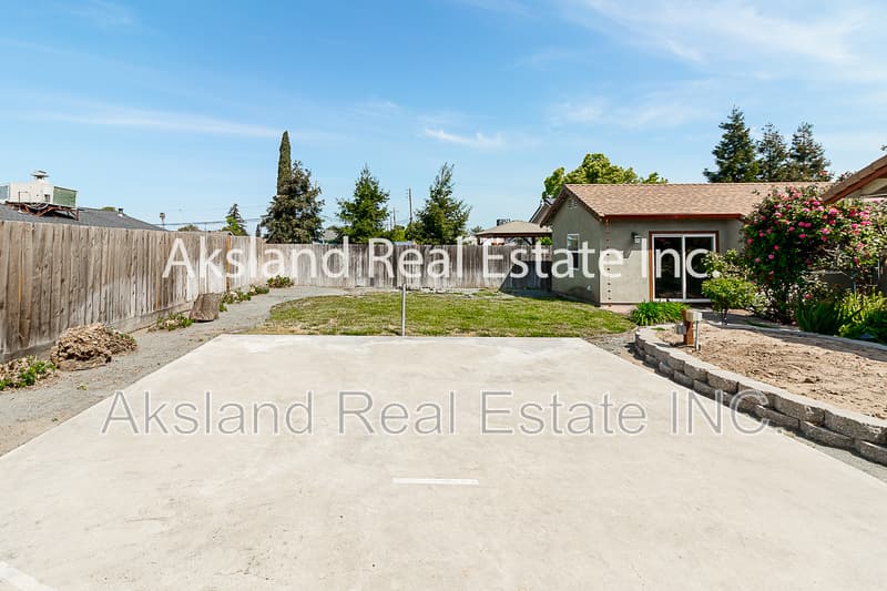 Manteca House: 697 Garden Gate Drive