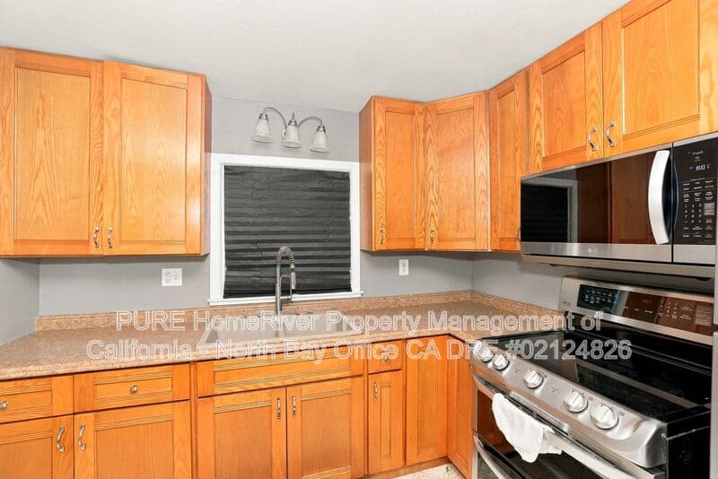 Sebastopol House: 325 Hutchins Ave