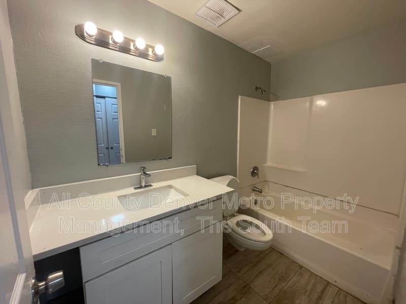 Aurora Condo: 1590 Clinton St