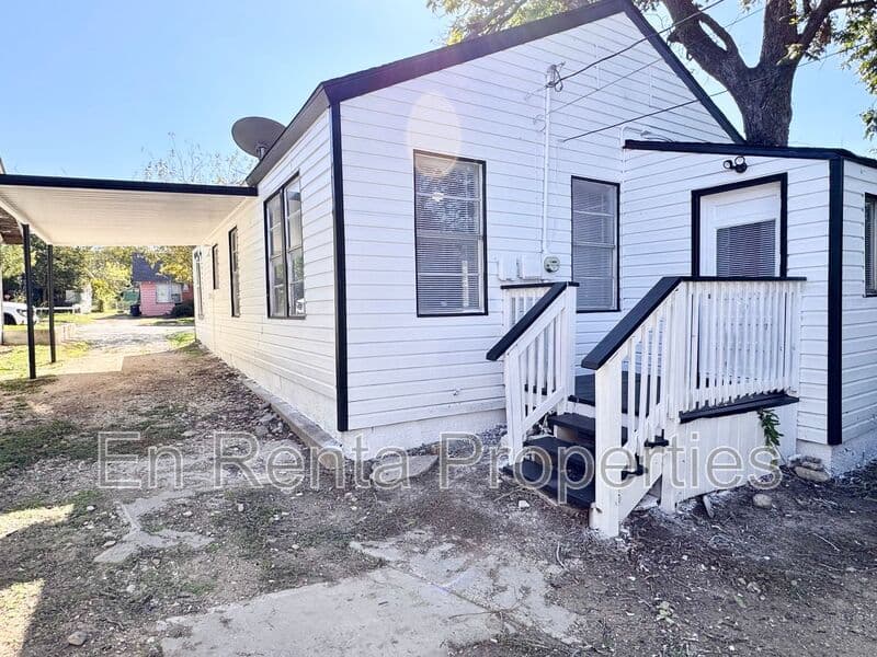 Ft Worth House: 716 W Broadus Ave.
