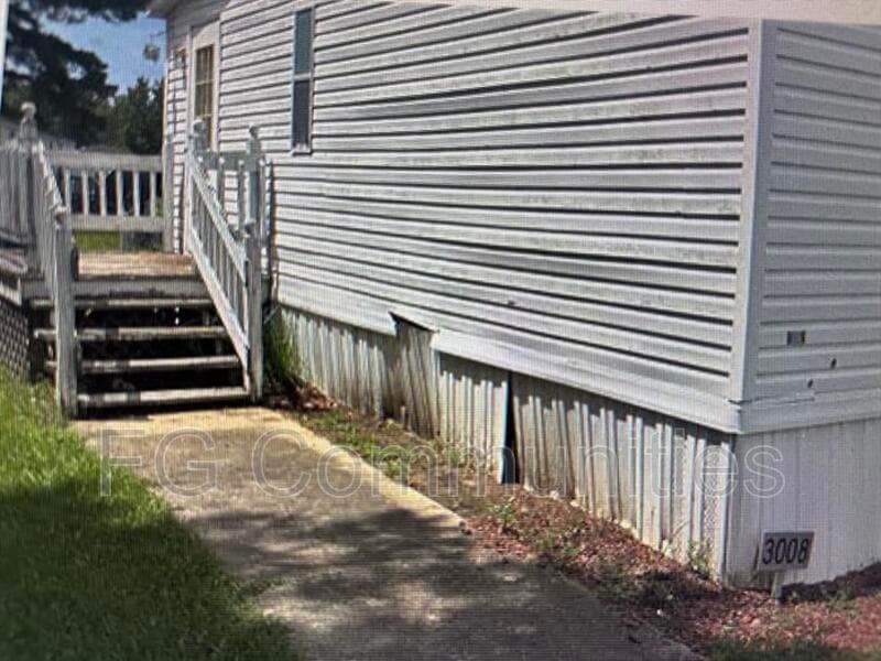 Selma House: 3008 Michelle Dr