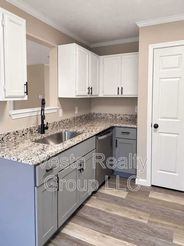 Stockbridge House: 407 Sage Ct
