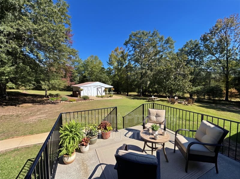 Travelers Rest House: 16 Farmington Trail