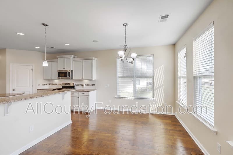 Summerville House: 431 Flat Rock Ln