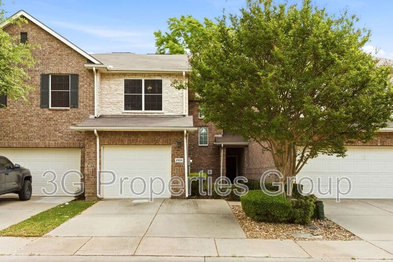Lewisville House: 2925 St. Andrews Drive