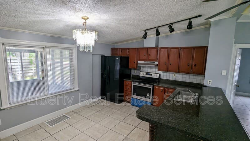 Hinesville House: 955 Hollywood Dr
