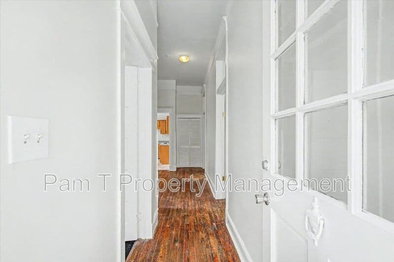 Savannah House: 512 E Waldburg Lane