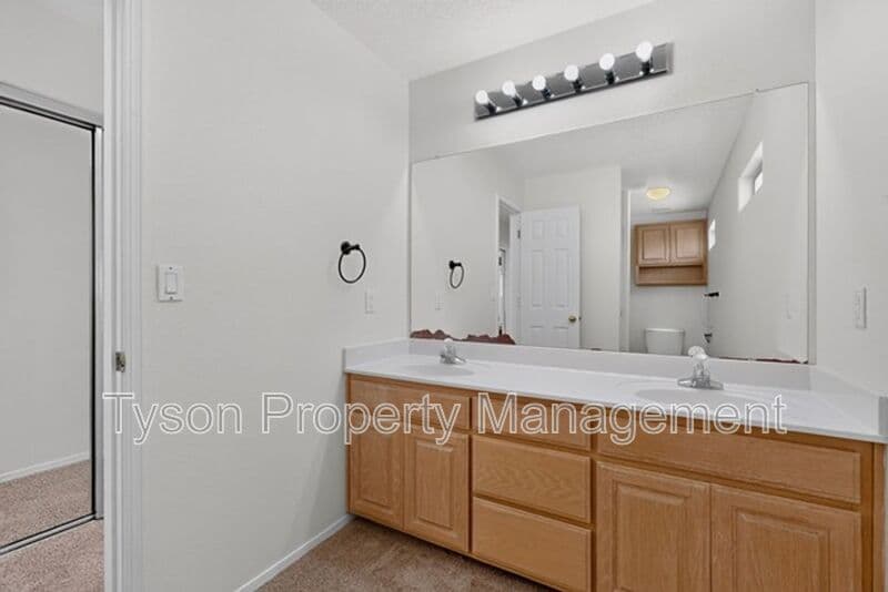 Albuquerque House: 10008 Del Chaparral Ct NE