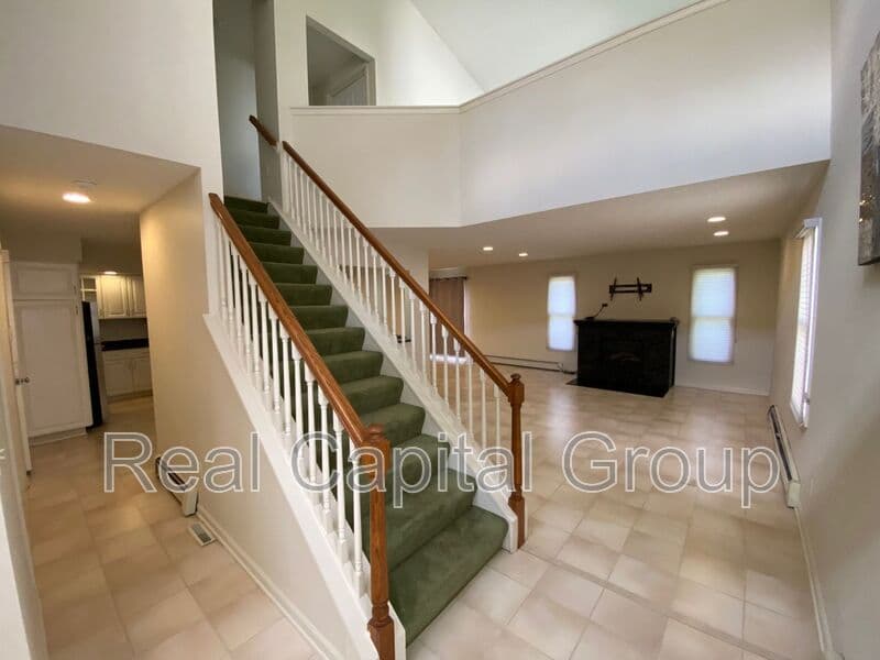 East Amherst House: 71 Berwick Ln