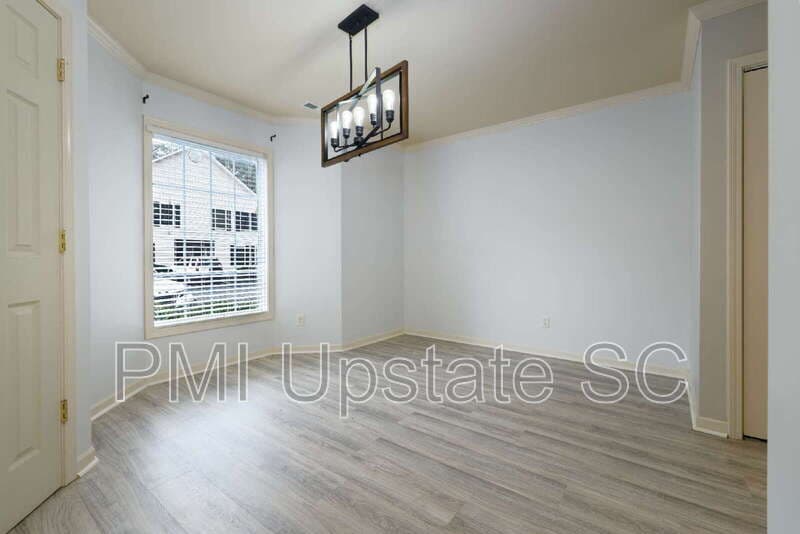 Taylors Townhome: 1122 E Lee Rd