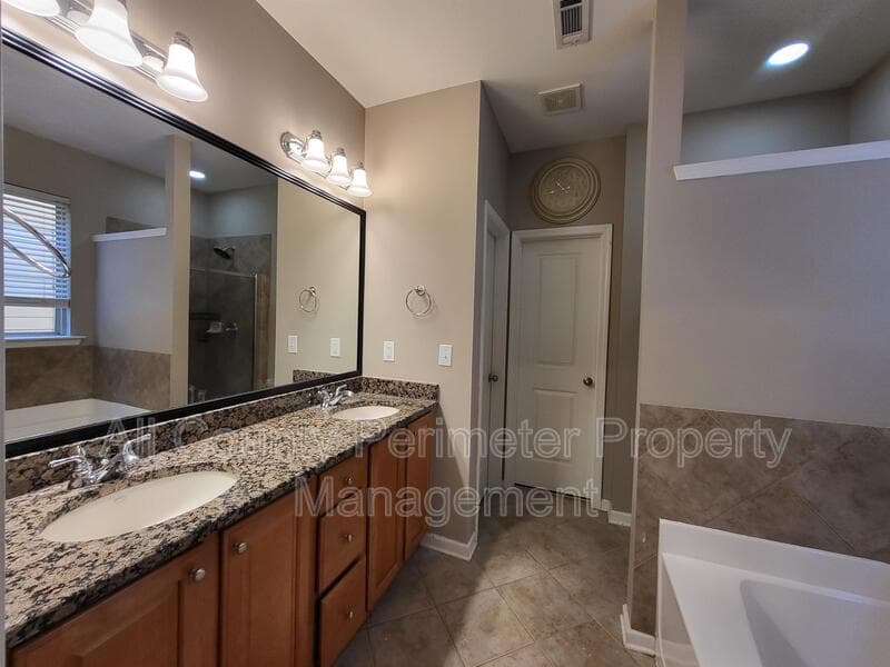 Acworth House: 915 Silver Lake Dr