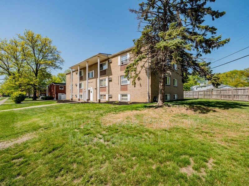 Lorain Condo: 920 Kingsway Drive