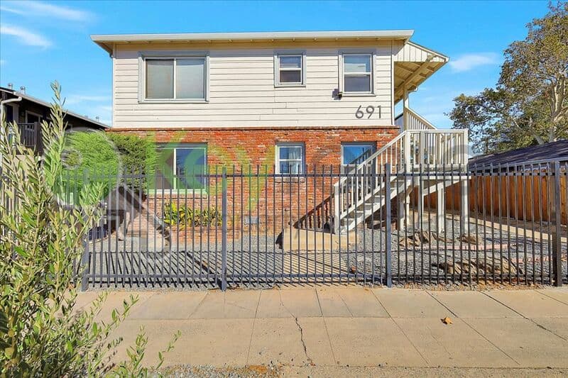 Sacramento House: 691 El Camino Ave.