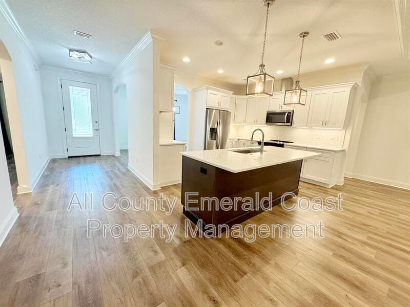 Destin House: 481 Kelly Street
