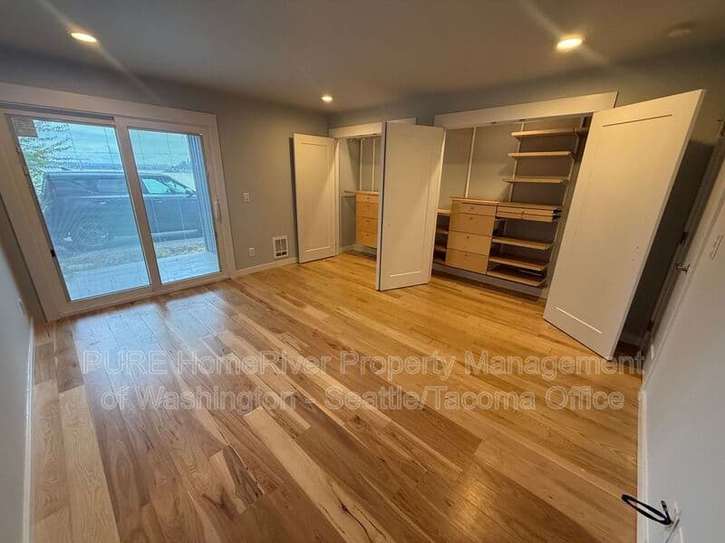 Renton Condo: 3306 Lake Washington Blvd N