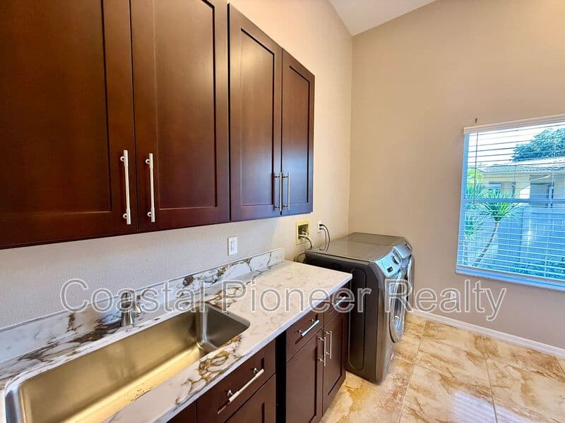 Largo House: 10334 Longwood Dr