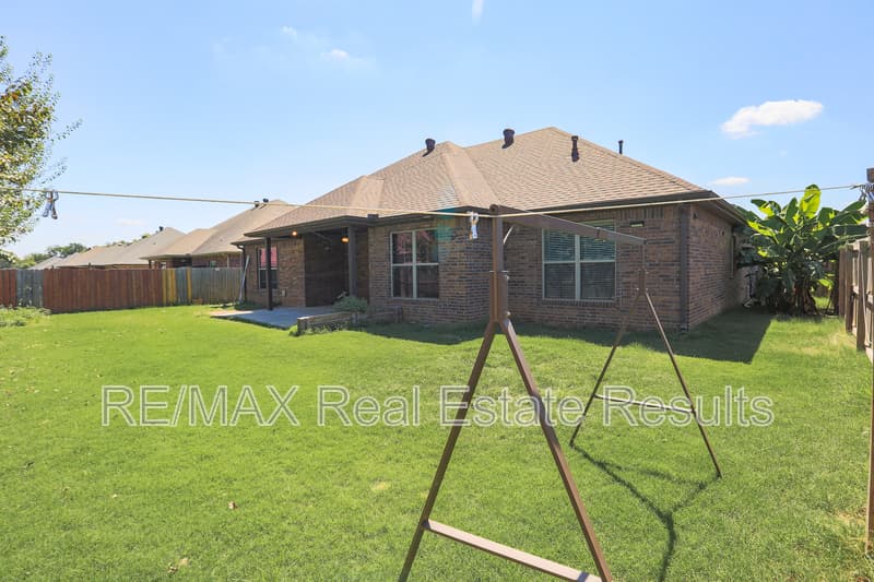 Bentonville House: 2306 SW Cadwell Ave