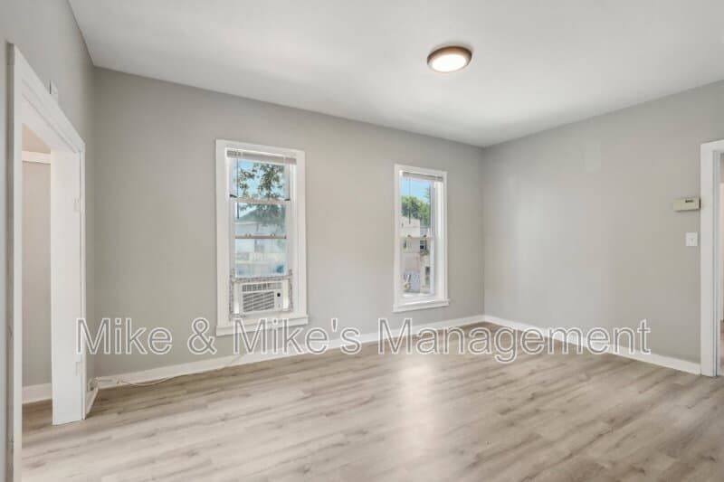 Milwaukee Condo: 506 E Linus St Uppr REAR