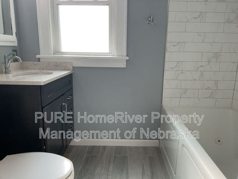 Omaha House: 1424 S 46th Street