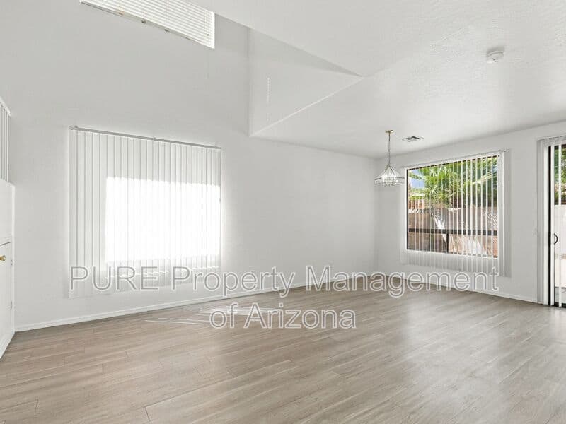 Avondale House: 11380 W Mohave St