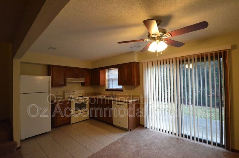 Lee's Summit Townhome: 313 NE Timbercreek Dr.