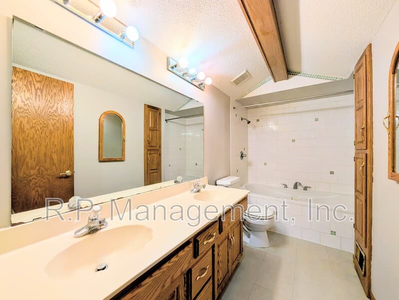 Minnetonka House: 4626 Linnea Ln