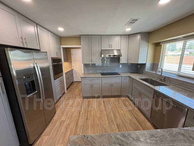 Visalia House: 2322 East Vassar Dr