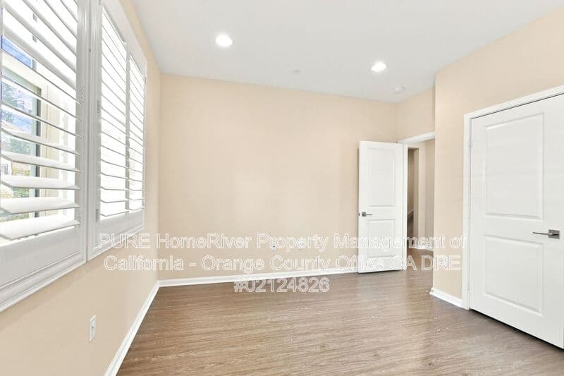 Lake Forest House: 208 El Paseo
