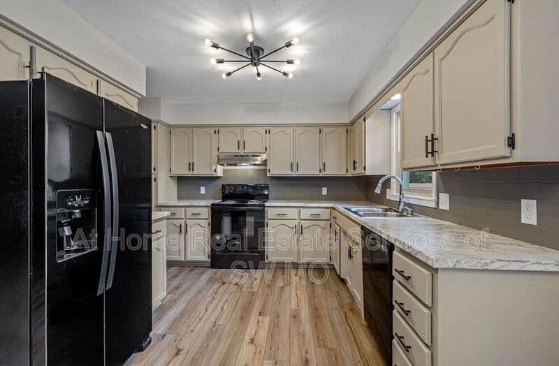 Springfield House: 1724 W Whiteside St