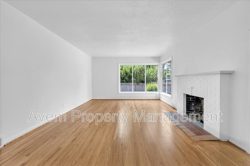 Portland House: 9710 S Corbett Lane