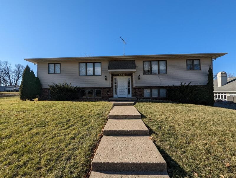 Pella Condo: 223 Carson Street - 3