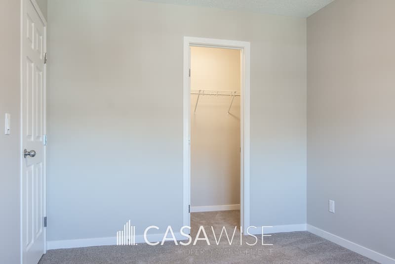 Edmonton House: 17220 9B Avenue Southwest