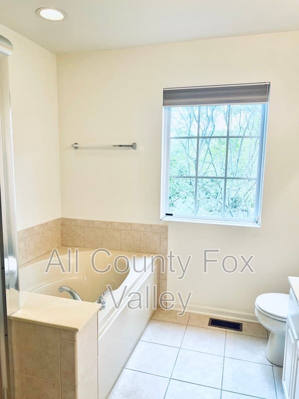 Hoffman Estates Townhome: 6090 Halloran Lane