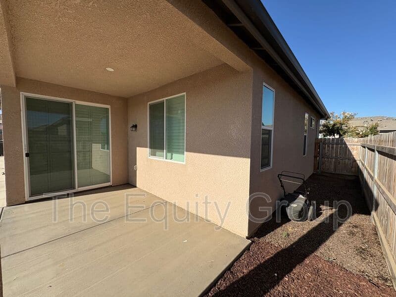 Visalia House: 3208 North Rova Ct