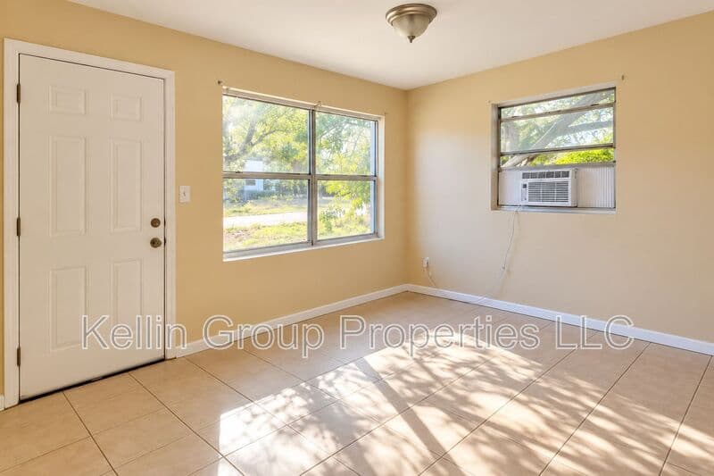 Lakewales Condo: 157 E Northside Drive