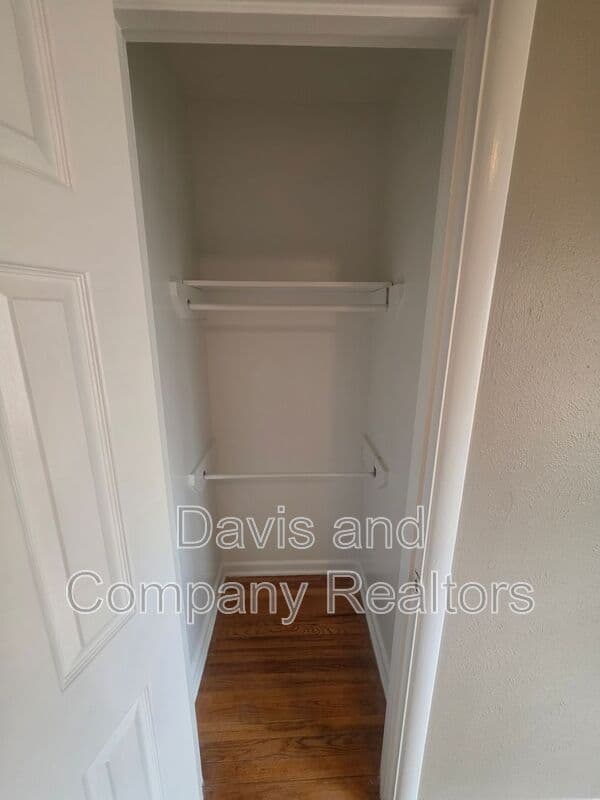 Midland House: 4210 Pasadena Dr