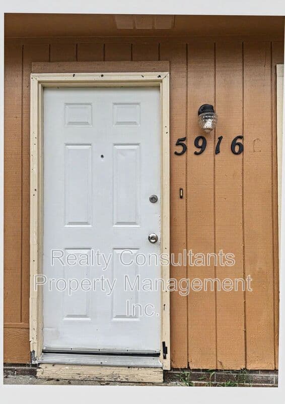 Fayetteville House: 5916 Aftonshire Drive
