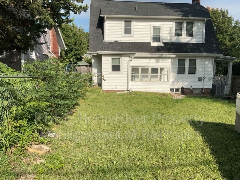 Omaha House: 1424 S 46th Street