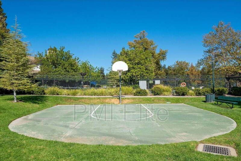 Castaic House: 32029 Cypress Way