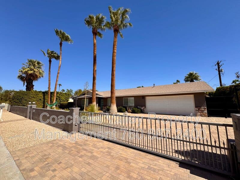Palm Springs House: 2004 N San Antonio Rd