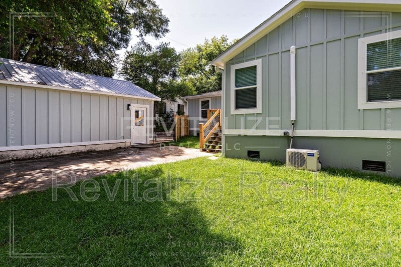 Mobile House: 80 Hathaway Rd N