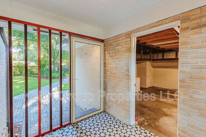 Lakeland House: 1203 Easton Dr