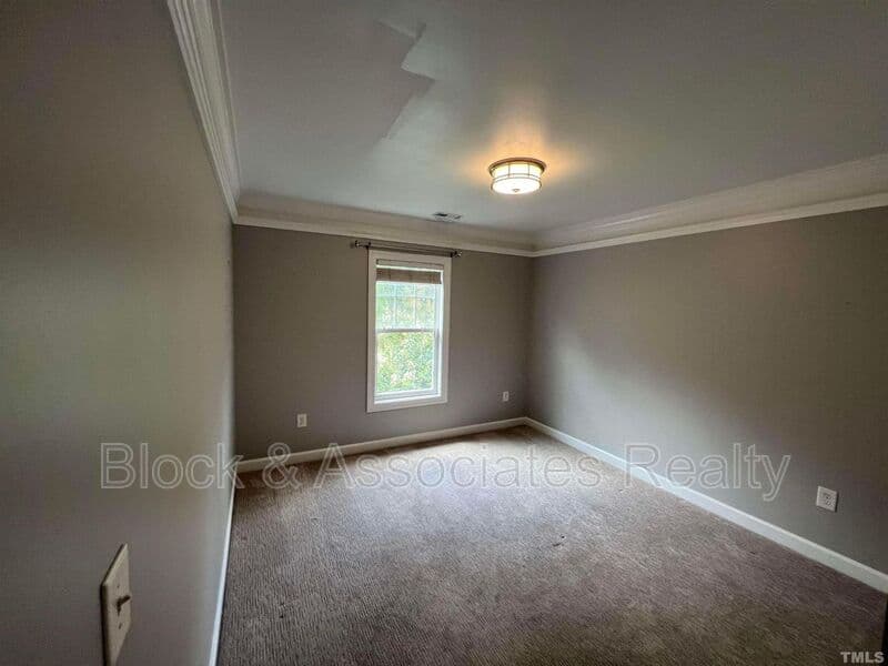 Holly Springs House: 332 Covenant Rock Lane